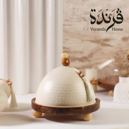 مضيفة بشكل قبة معدن مع خشب واحجار ديكور